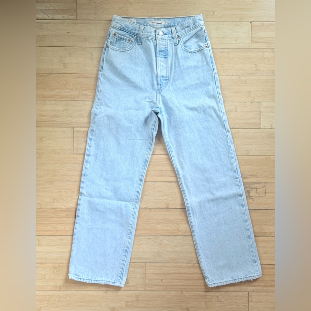 Levi’s Light Wash Ribcage Straight Ankle Jeans